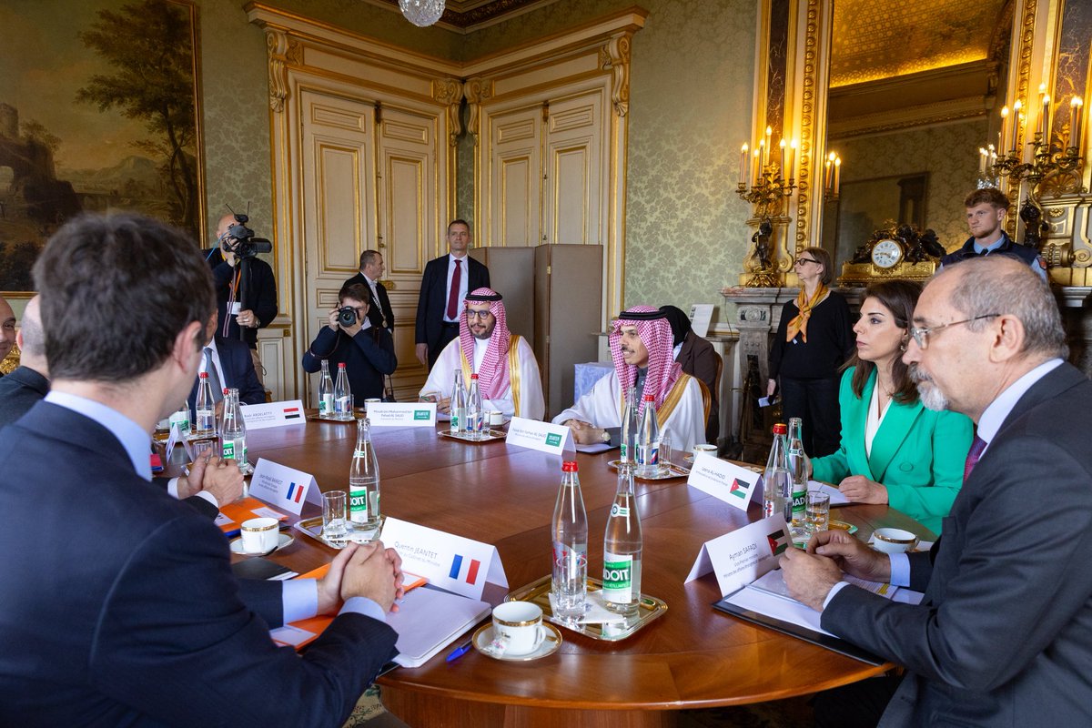 وزارة الخارجية 🇸🇦 (@ksamofa) on Twitter photo #باريس | اللجنة الوزارية بشأن غزة برئاسة سمو وزير الخارجية الأمير #فيصل_بن_فرحان <a href="/FaisalbinFarhan/">فيصل بن فرحان</a> تعقد اجتماعاً مع معالي وزير أوروبا والشؤون الخارجية في الجمهورية الفرنسية السيد جان نويل بارو.
mofa.gov.sa/ar/ministry/ne… #باريس | اللجنة الوزارية بشأن غزة برئاسة سمو وزير الخارجية الأمير #فيصل_بن_فرحان <a href="/FaisalbinFarhan/">فيصل بن فرحان</a> تعقد اجتماعاً مع معالي وزير أوروبا والشؤون الخارجية في الجمهورية الفرنسية السيد جان نويل بارو.
mofa.gov.sa/ar/ministry/ne…