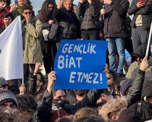 Cevahir AVM önünde gözaltına alınan kadın öğrenci, hakim karşısında:

"Cinsel tacize uğradım ve tehdit edildim.

Hastanede lavaboya gittim. Ters kelepçe çıkarılmadığı için 
beni götüren kadın polisten pantolonumu indirmesini istedim. 

Bunu ifade edersem farklı bir araçla başka
