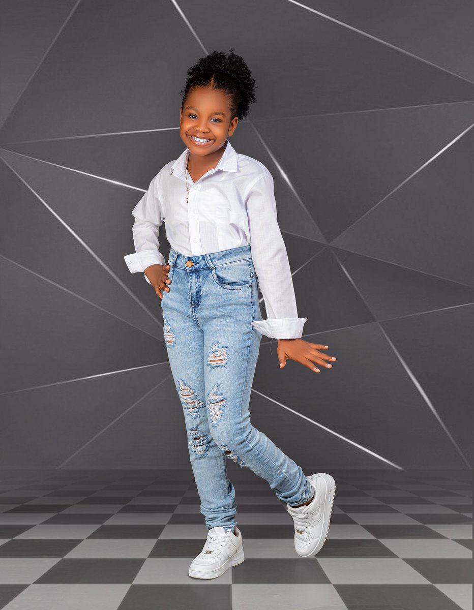 Fi sa a kenbe m nan kòlèt pou fèt sa a. 
Ma jolie princesse célèbre son anniversaire de naissance, ce 23 mai. Mannequin dans l’âme, Francia dépasse son âge à force de se soigner. 

Joyeux anniversaire à toi, mon bel amour!