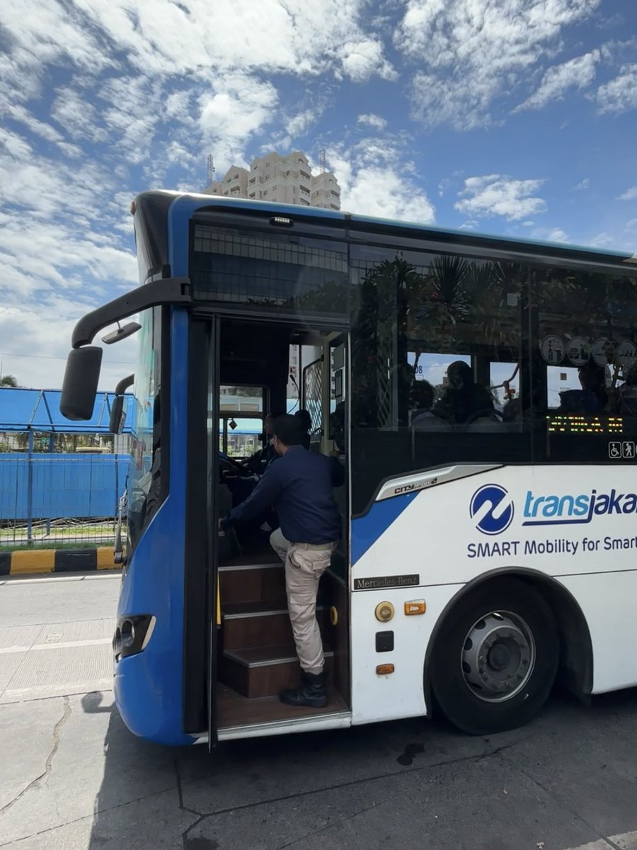 createdbydanwel's tweet photo. Yang mau naik transum, bisa naik TransJakarta rute 8 turun di Halte Kebon Jeruk atau rute S61, turun di bus stop “Kebon Jeruk 1”

#infotransum https://t.co/iHCx7aUrMf