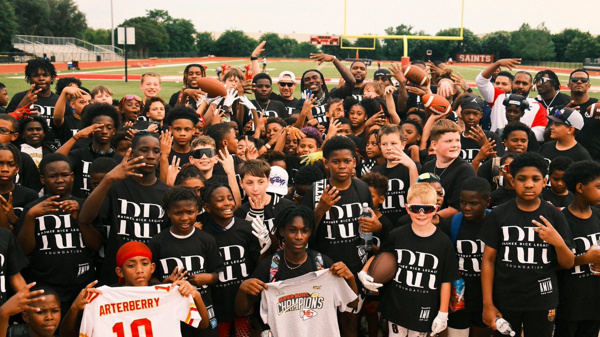 Making a difference ❤️

<a href="/RiceRashee11/">Doub11e_R</a> hosted his first football camp in Dallas with 300 young athletes!