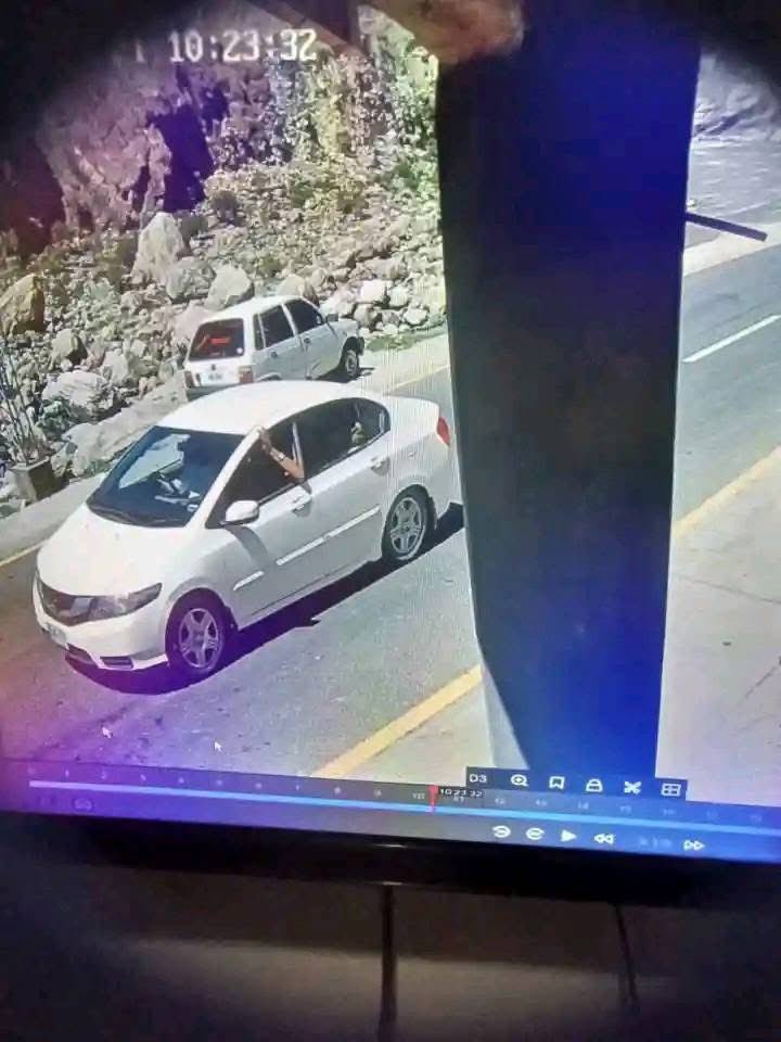 گلگت سے سکردو جاتے وقت لاپتہ ہونے والے گجرات کے چار سیاحوں کی یہ 16 تاریخ کی تصویر ہے جس میں لڑکے کافی تھکے ہوئے لگ رہا ہے
گلگت بلتستان کی سڑکیں بہت ہی خطرناک ترین ہے نیچے دریا سندھ بڑی اب وتاب سے چلتی ہے۔لہزا گلگت بلتستان کی سڑکوں پر چلنے والے سیاحوں سے التماس ہے بہت ہی احتیاط