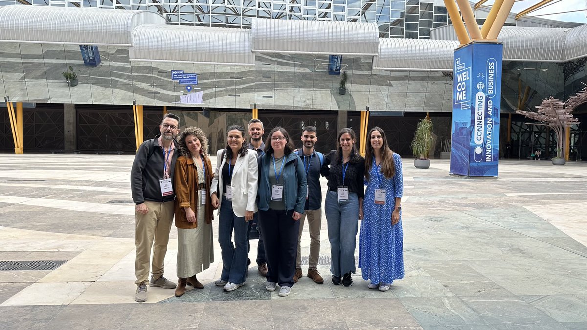 pacificjulio's tweet photo. Aquí tenemos a parte del equipo de Micro y PROA del HULP @Micro_LaPaz en el #XVIICongresoSEIMC2025 #OrgullosodemiEquipo.Será el último en el que tengamos que explicar la necesidad de la especialidad #EEII y #Micro24h ? Ojalá impere sentido común e interés por el paciente https://t.co/djC6VTNB7i