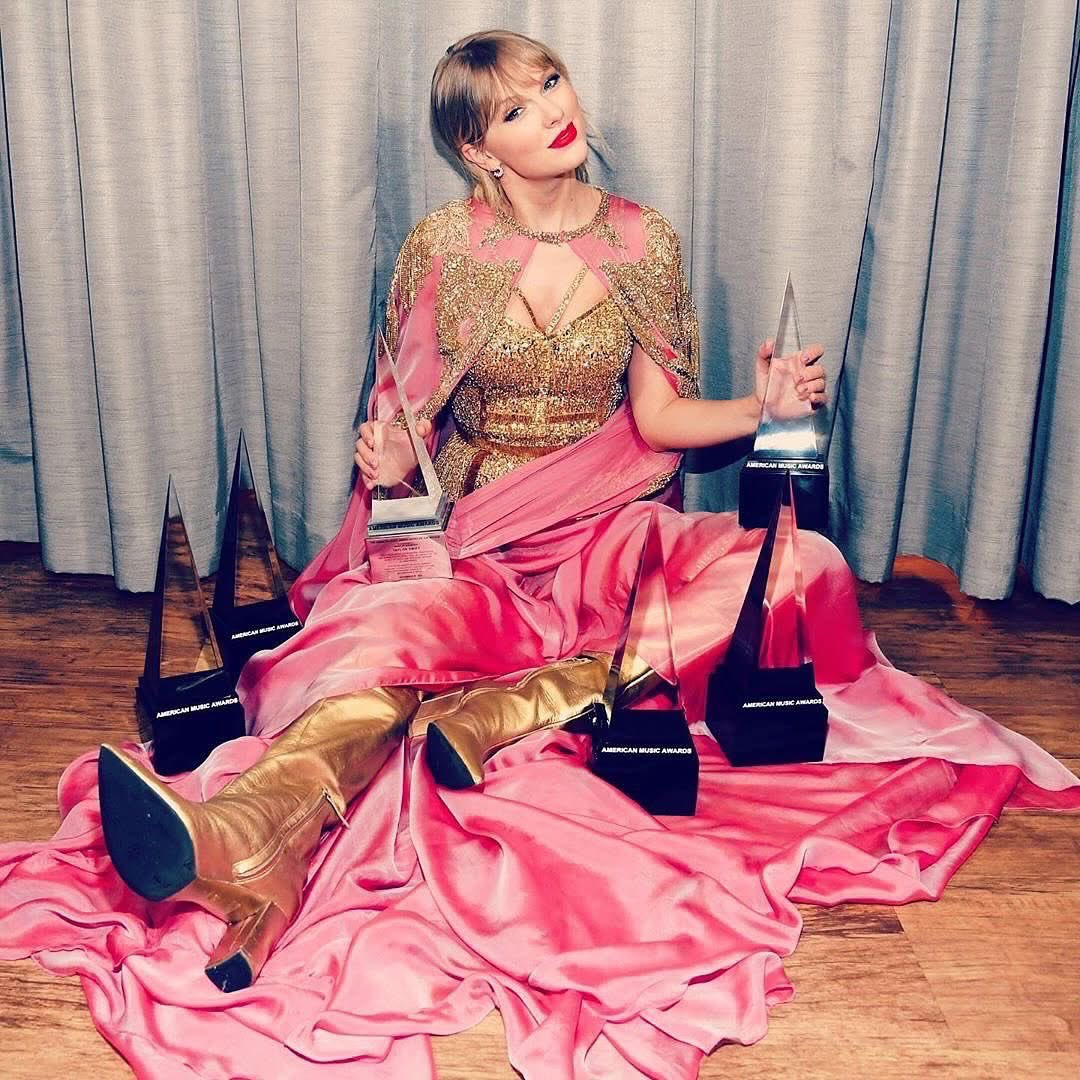 taylorstribe__'s tweet photo. 🎤✨ Get ready for an electrifying night of hopefully TAYLOR SWIFT!  Join me for an exclusive AMA's watch party on the Taylor Time App, where we’ll dive into all the fun and excitement of seeing Taylor live again🤞🏼🤞🏼! After months of waiting (66 days to be exact, since iHeart Radio Watch Party), it’s finally time to hang out, watch, and celebrate together AGAIN. Don’t miss out on the magic—let’s make this a night to remember! - @TaylorsTribe__

Comment below if you need to join @taylor_time_app 🩷

#Swifties #TaylorSwift #taylornation #AMAs