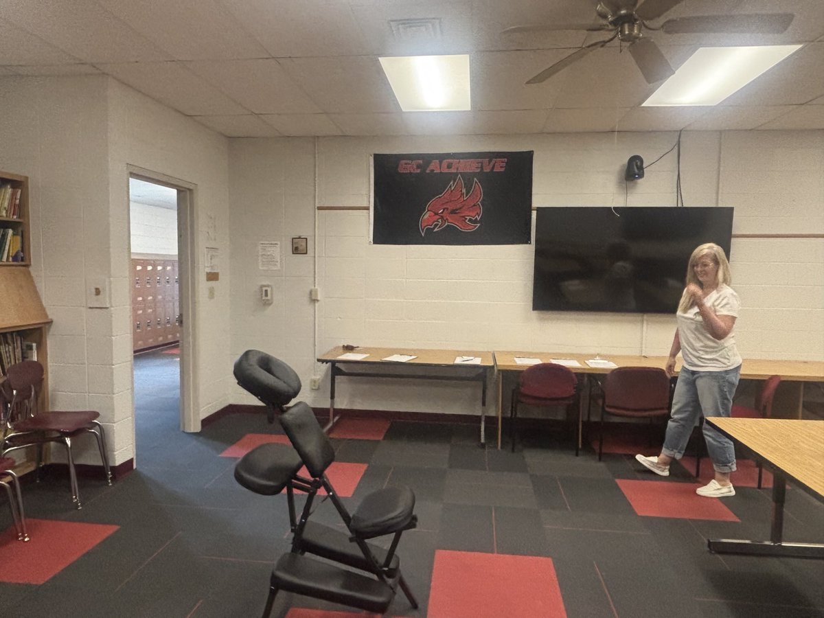 Shoutout to Mrs. Younkman for setting up Willowbrook Massage Academy chair massages for teachers today!!! Great job by the students at willowbrookmassageacademy.com/?fbclid=IwQ0xD… #RiseUp