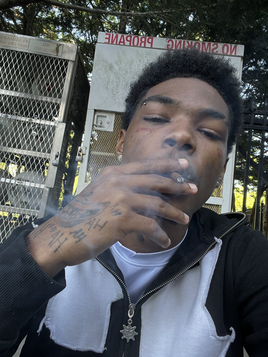 I Jus Exist Here 🧍🏻‍♂️ tweet media