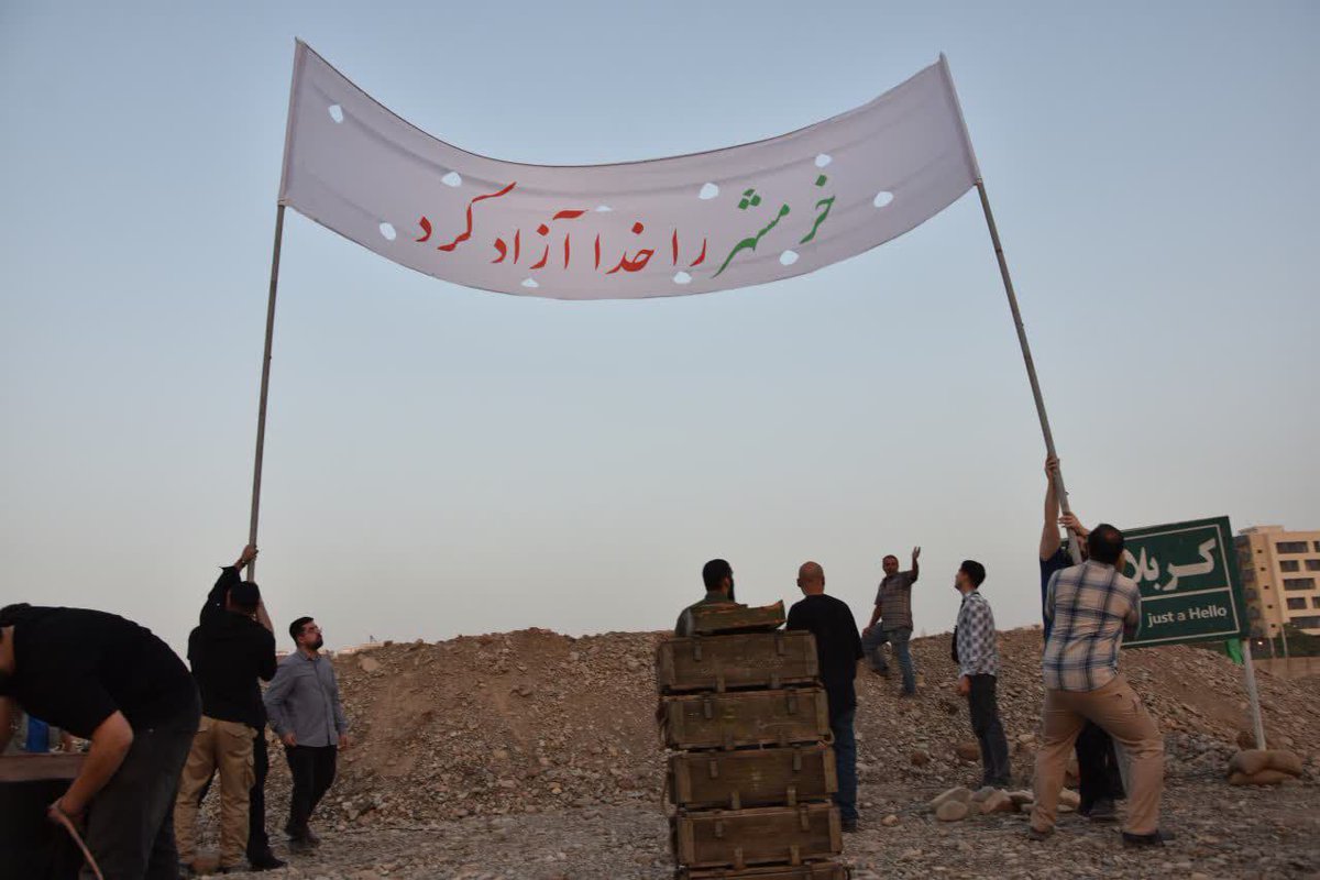 khademzahra_'s tweet photo. "ساعت ۱۰ صبح ۳ خرداد ۱۳۶۱، صدای تکبیر رزمندگان از بی‌سیم پخش شد: 'خرمشهر آزاد شد!' این صدا، صدای شکستن زنجیر اسارت یک ملت بود.
#دهکده_مقاومت 
#روایت_فتح https://t.co/q2yT1ghGO7