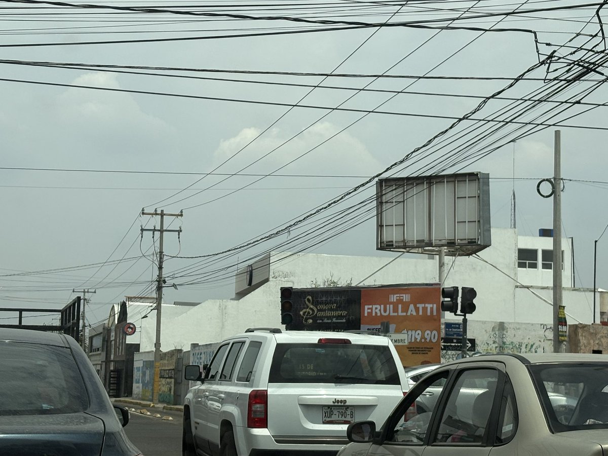 betyrodrey's tweet photo. @InfraPue semáforos descompuestos en crucero de avenida Margaritas con 16 de septiembre. Urge presencia de agente de tránsito https://t.co/tx6LQByY5l