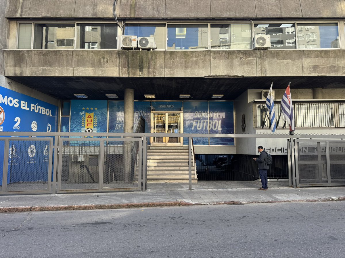 RodriVazquez95's tweet photo. 🚨 A esta hora Cerro no ha pagado la deuda para comenzar el Torneo Intermedio.

➡️ La información que surge en la AUF es que el último plazo es hasta hoy a las 19:00.

📌 Racing-Boston River abren la etapa a las 15:00.

➡️ La Mutual está reunida buscando alternativas, la posibilidad de la suspensión sigue latente me confirman desde el gremio.

🎙️ Estamos en vivo en #QuieroFutbol por @Sport890.