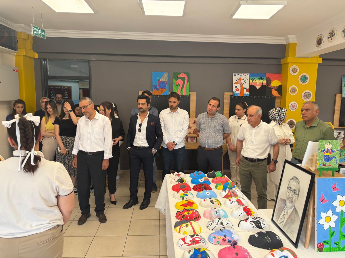 ErinSehit's tweet photo. Okulumuz 2024-2025 Dönemi Ulusal Resim ve Tasarım Sergimize gelen misafirlerimize teşekkür ediyoruz @sahinbeymem @eyupgunes27 https://t.co/MLyrCEgPWZ