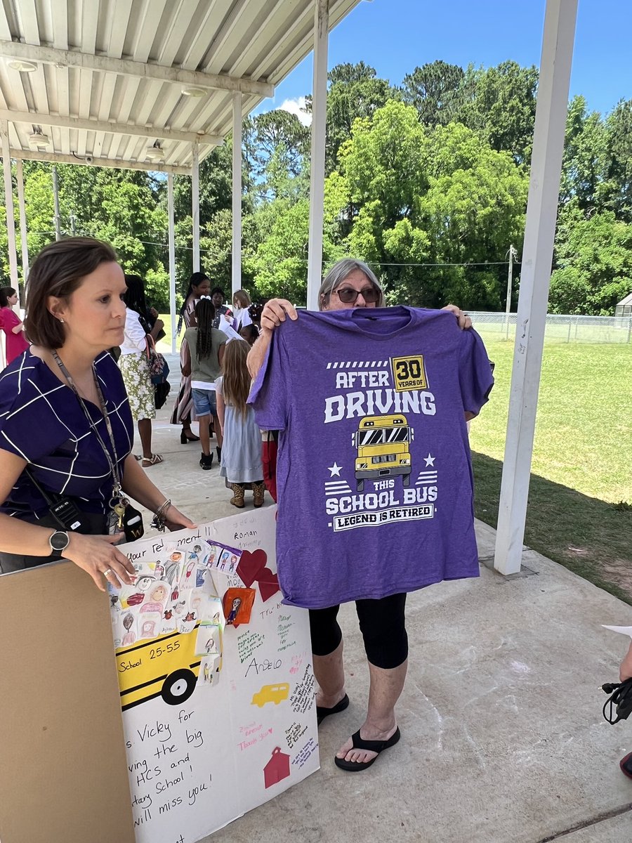 KimLunn17's tweet photo. Hampton Elementary sending off one of our favorite bus drivers - she is retiring and this is her last HES load. @HES_HCS @mrsj_cohen @michellewil2 @DebbieSkaggs8 https://t.co/CBUDsz4v8q