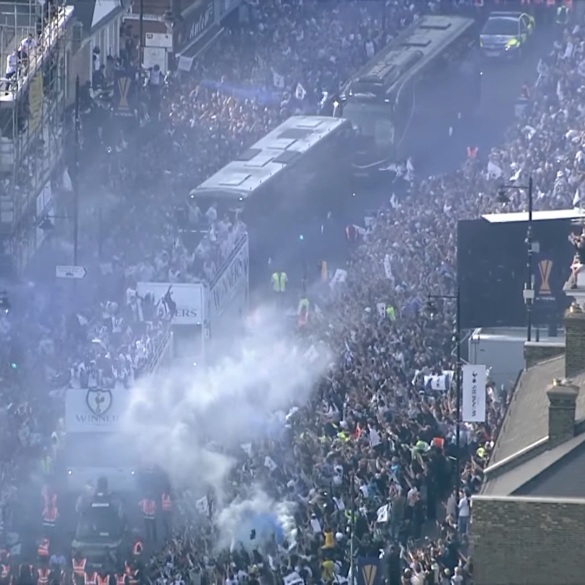 Not even made it to the stadium yet and look at these scenes. 🥹
