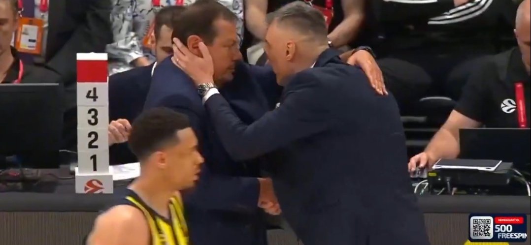 EUROLEAGUE FINAL FOUR’DA FİNALDEYİZ! 💛💙💪
Tebrikler Avrupa'nın en iyisi #Fenerbahçe 
#Yellow7egacy #EuroLeague