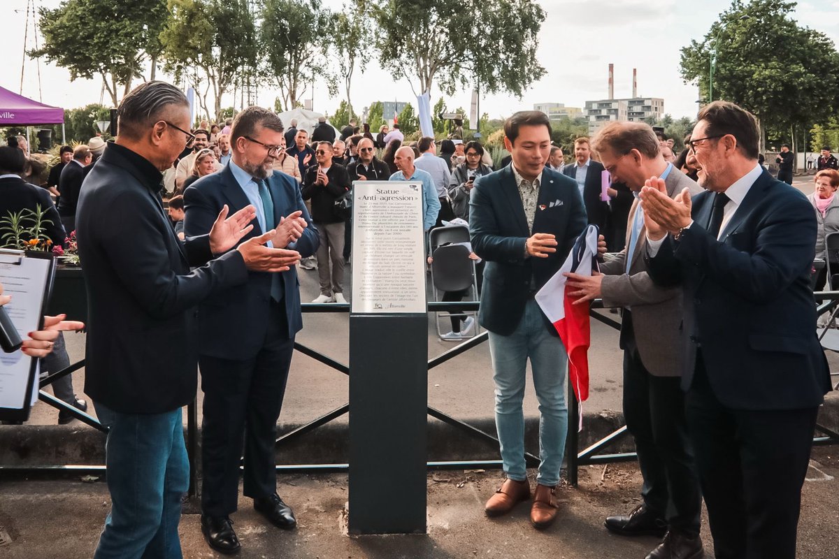luccarvounas's tweet photo. Inauguration de l’œuvre « Anti agression » @Alfortville_94 en présence de l’artiste internationalement reconnu #WangDu aux côtés du Directeur du Centre culturel de la Chine à Paris, Monsieur Wang Meng et du Directeur du Musée Cernuschi, Éric Lefebvre. 1/2 https://t.co/Qpk9fVaesV