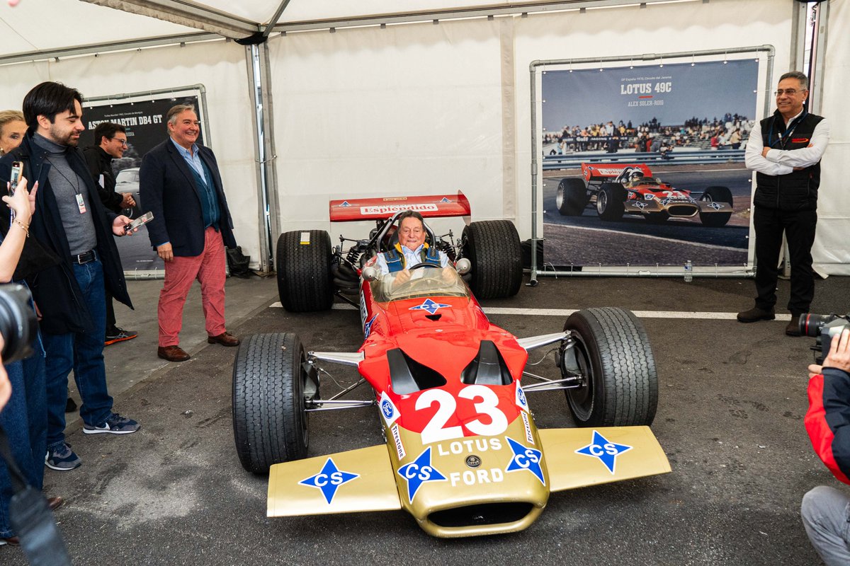 RetroRacingES's tweet photo. 📸4 fotos del homenaje a Alex Soler-Roig en @EspiritMontjuic que vivimos hace un par de meses.

Poder ver y especialmente escuchar a un pionero de nuestro automovilismo a sus 93 años de edad fue un hito que ya creíamos imposible.

🎥 Vídeo EdM 2025: https://t.co/MmrQ7ZjFyM https://t.co/3xzSTvbIKQ