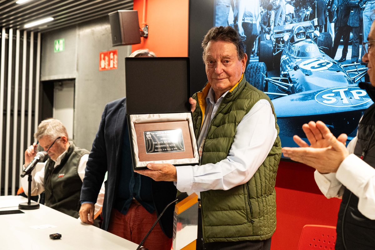 RetroRacingES's tweet photo. 📸4 fotos del homenaje a Alex Soler-Roig en @EspiritMontjuic que vivimos hace un par de meses.

Poder ver y especialmente escuchar a un pionero de nuestro automovilismo a sus 93 años de edad fue un hito que ya creíamos imposible.

🎥 Vídeo EdM 2025: https://t.co/MmrQ7ZjFyM https://t.co/3xzSTvbIKQ