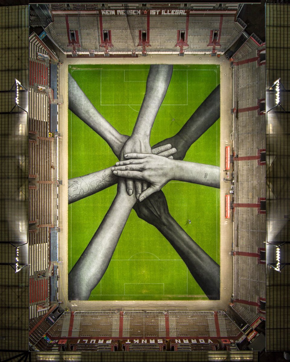 FutboliPolitica's tweet photo. 🇩🇪El club St Pauli intervinó artísticamente el campo de juego de su estadio para una campaña de acceso gratuito al agua potable para todas las personas en el mundo. https://t.co/0l6v0g4qtC