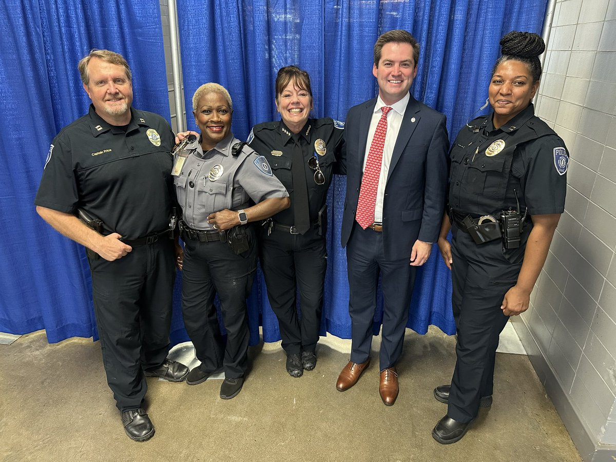 William Kneip (@williamkneipom) on Twitter photo Behind the scenes with this great crew from <a href="/UMMCPolice/">UMMC Police & Public Safety</a> at UMMC Commencement! Behind the scenes with this great crew from <a href="/UMMCPolice/">UMMC Police & Public Safety</a> at UMMC Commencement!
