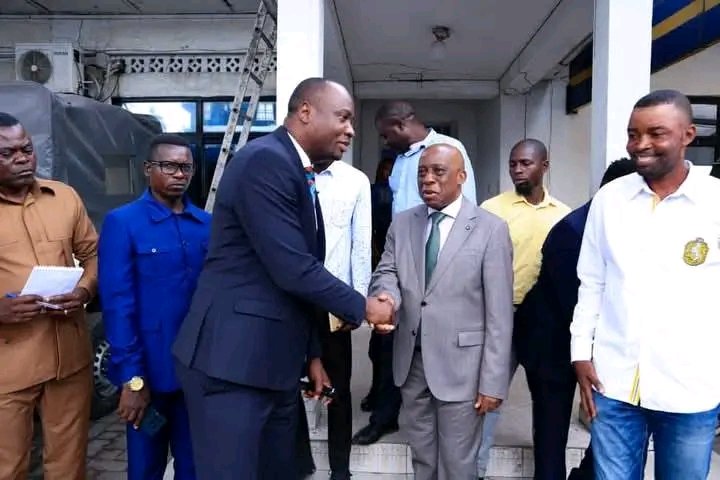 FrancoisPonzo's tweet photo. Il est vrai que tous ne sont pas nés pour servir les autres,
Mais l'honorable Francis Tshibalabala Mukunay l'est pour les autres.
Gouvernement d'union nationale, Gouvernement d'union nationale... https://t.co/wBijzEnGq7