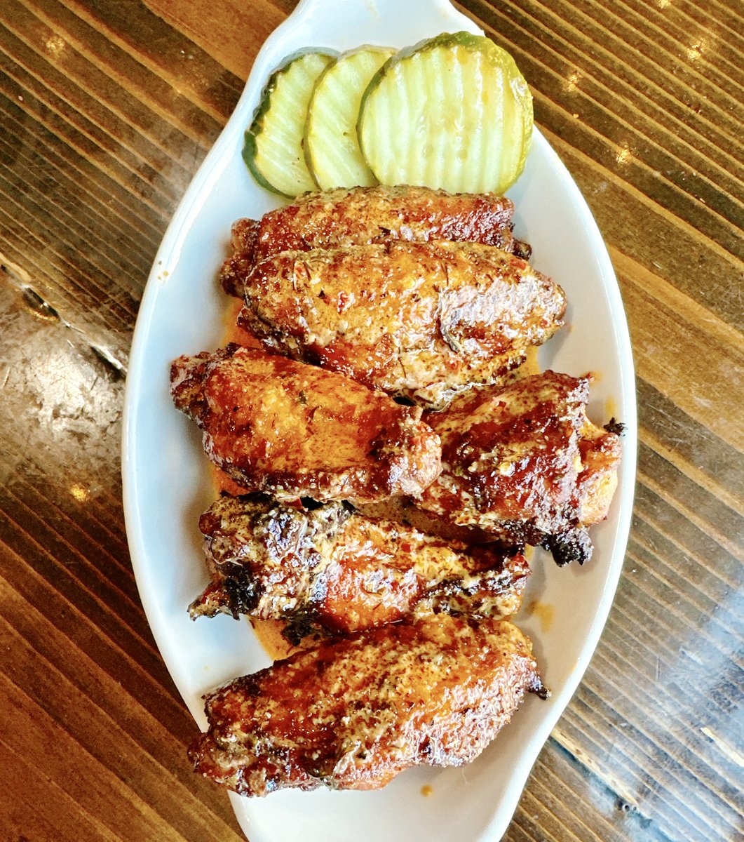 OldIrvingBeer's tweet photo. #weekendspecial = smoked bacon-wrapped Vienna beef, Pico, ghost pepper lime aioli, roasted jalapeño, &amp; cilantro on a poppy seed

#wingoftheweek = Spicy Dill Pickle Ranch Wings made w/ our ranch dressing, Frank’s Hot , pickle juice, fresh dill, &amp; spices

Enjoy the long weekend. https://t.co/ZUZ5YDMeEO