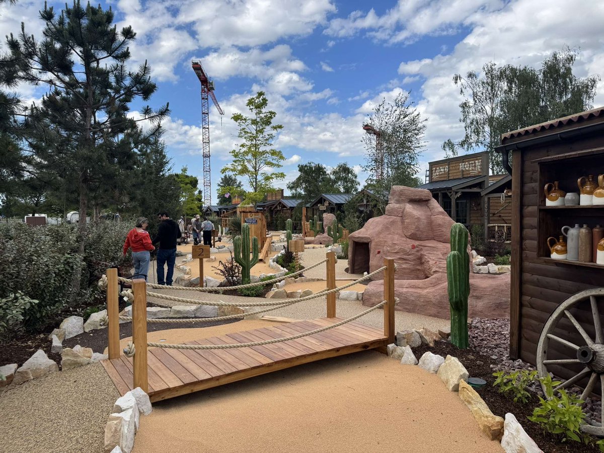 Here’s a look at the brand new Gold Rush Golf, located in the newly renamed Silver Lake City. Thanks to EuropaStreet member Dave for the photos.