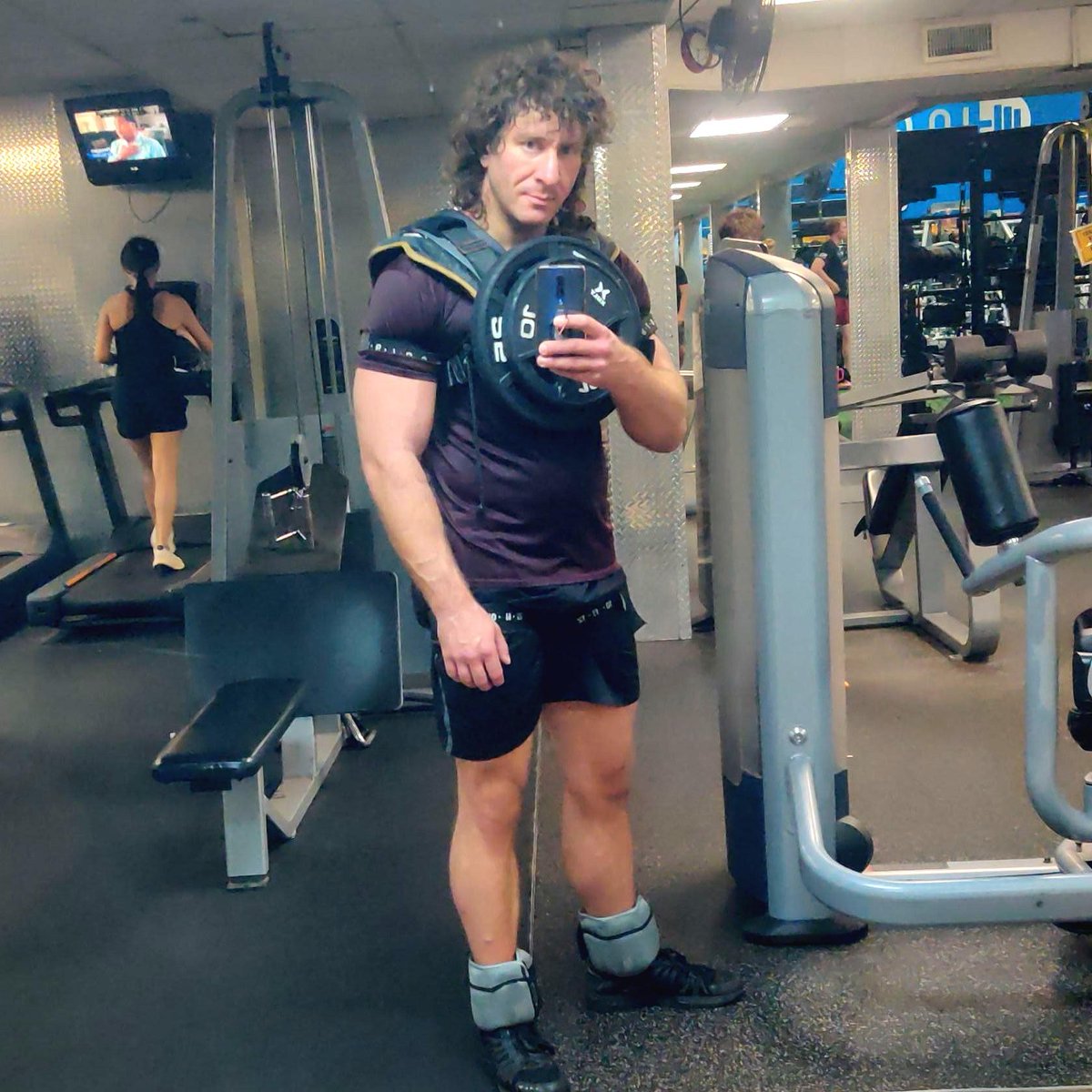 heavycardio's tweet image. #Deload is OVER - back to bulking! This is how I run stairs. I upped the vest to 70lbs and the ankle weights to their max of 8lbs. As always, I&apos;m using BFR straps.

#HeavyCardio #Gym #Fitness #Workout #Exercise #Cardio #StrengthTraining #ResistanceTraining #Endurance #LowImpact