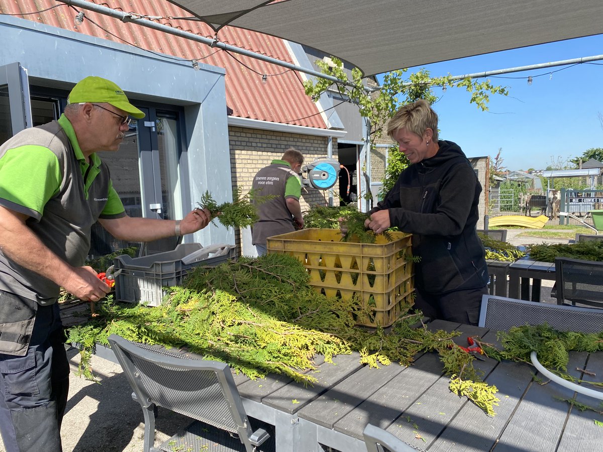 knkb's tweet photo. 📽️Keatsen: Mear as Trije Spul
Zorgboerderij De Meezinger uit Grou maakt kaatskransen voor Kaatsvereniging It Wetterlân. Op zorgboerderij De Meezinger werken 15 deelnemers met veel enthousiame mee aan dit bijzondere project.
#keatsen #kaatsen
https://t.co/oLWiaw7wGX https://t.co/KdKo4sBQNQ