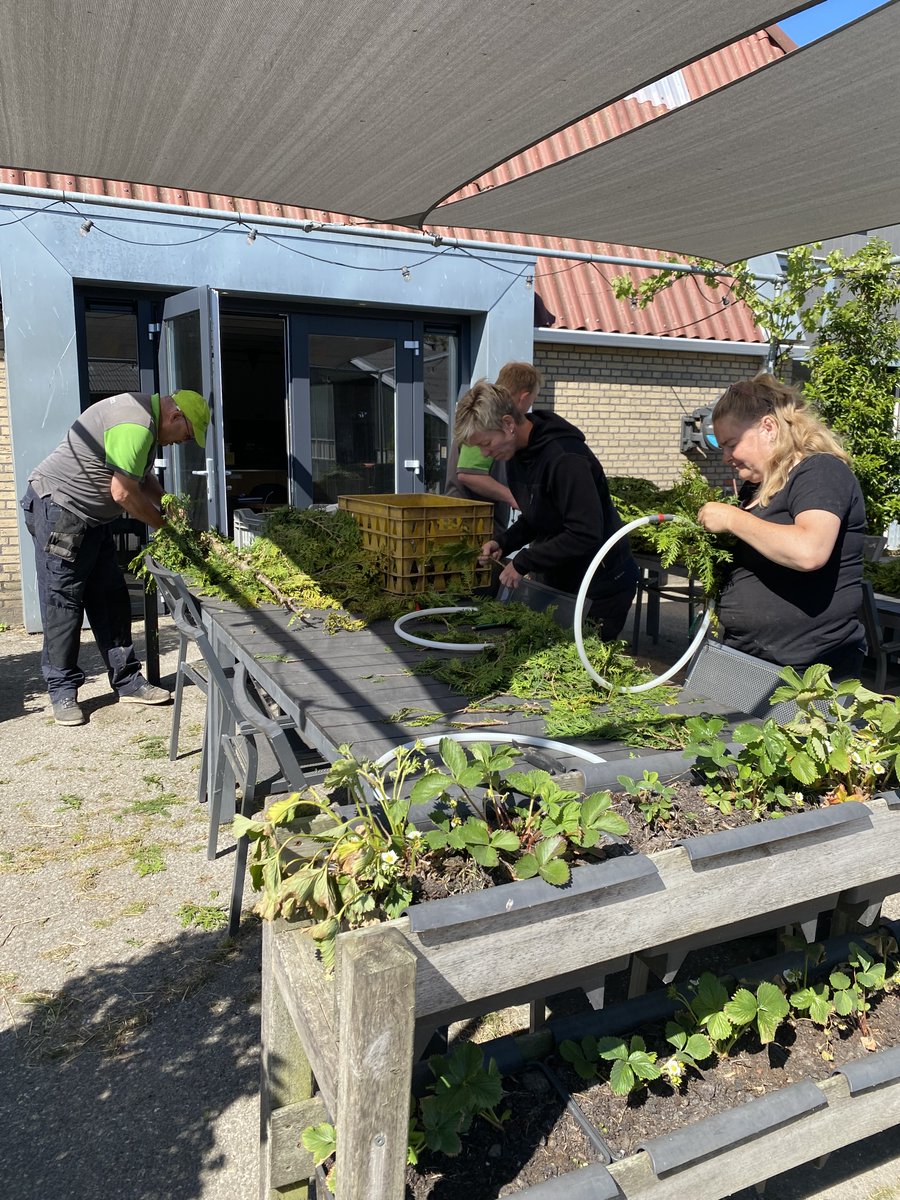 knkb's tweet photo. 📽️Keatsen: Mear as Trije Spul
Zorgboerderij De Meezinger uit Grou maakt kaatskransen voor Kaatsvereniging It Wetterlân. Op zorgboerderij De Meezinger werken 15 deelnemers met veel enthousiame mee aan dit bijzondere project.
#keatsen #kaatsen
https://t.co/oLWiaw7wGX https://t.co/KdKo4sBQNQ