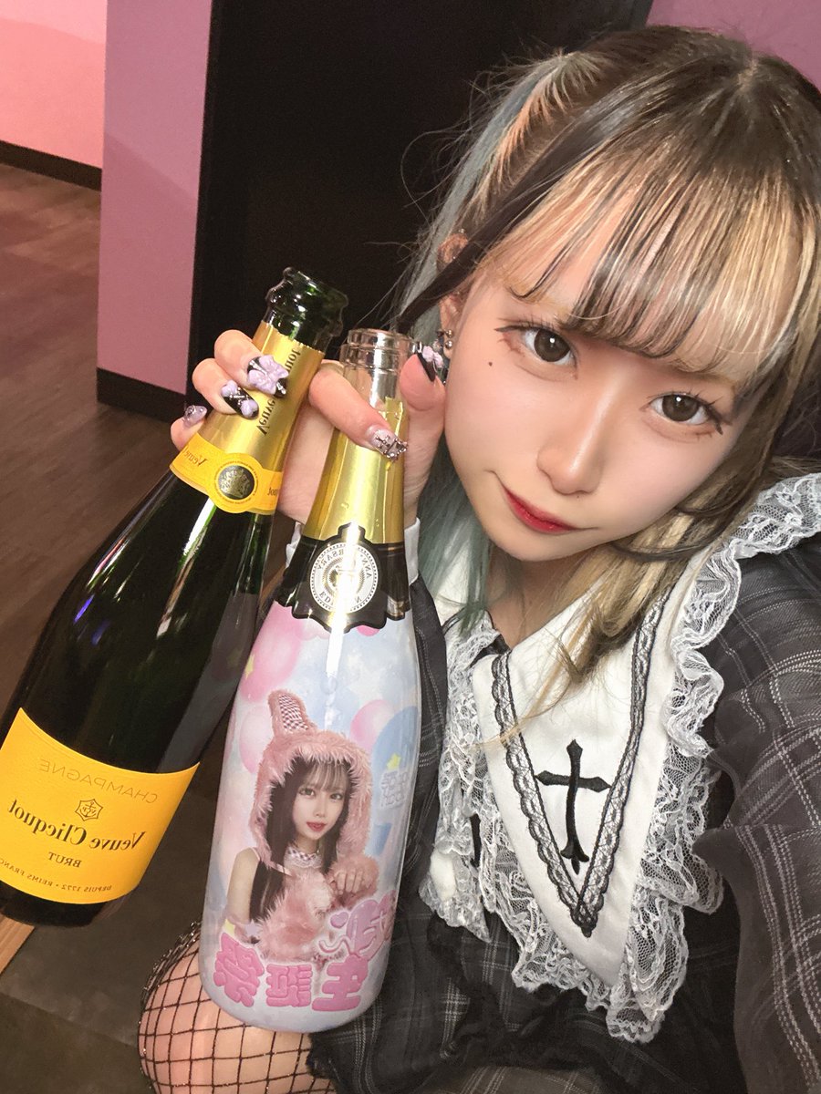 あうと！
ほんじつもたくさんのご来店ありがとうございました😻きょお誕生日だったかもしれない😻
明日は15時から！