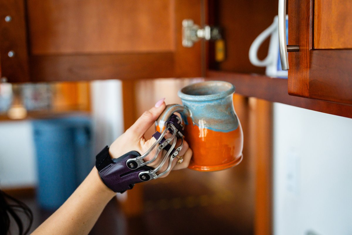 NPDevices's tweet image. From holding a cup to turning a steering wheel, the #MCPDriver provides end-users the stability and control required for a wide range of daily activities. Learn more about this intuitive, mechanical prostheses at npdevices.com/devices/mcpdri…. #NakedProsthetics #ItsAllAboutFunction