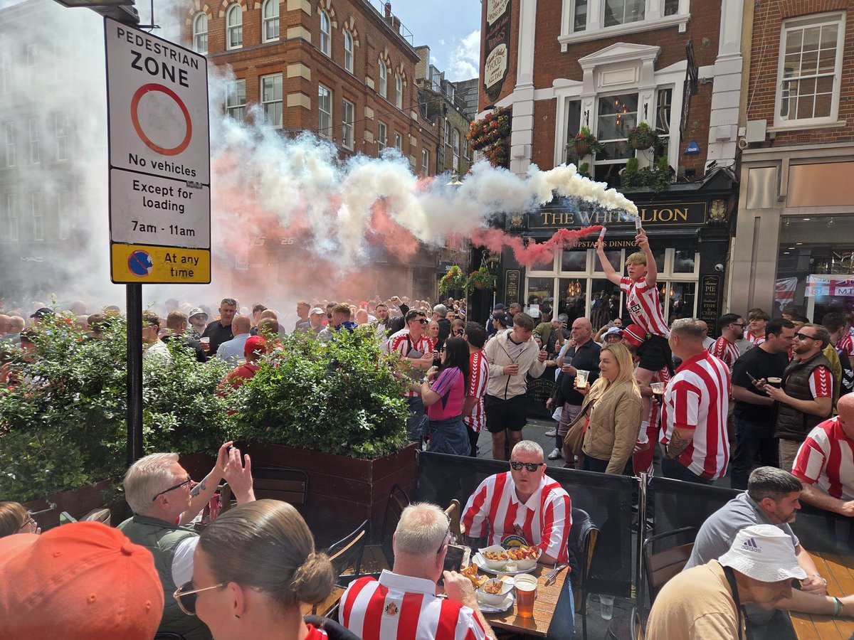 IAmBenRobertson's tweet photo. Sunderland, just like Wednesday did, taking over Covent Garden 🤝

#SWFC #SAFC https://t.co/oRRHaMplvx