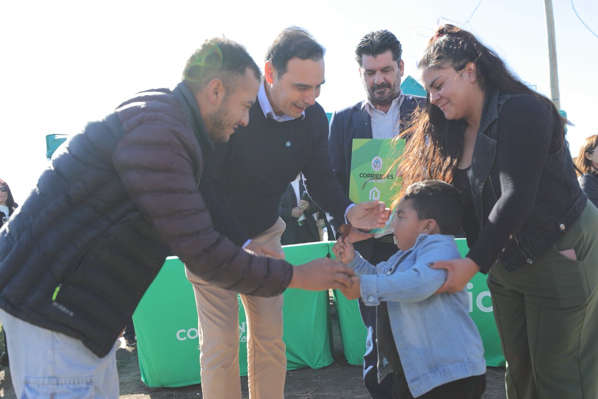 gustavovaldesok's tweet photo. Compartimos la alegría de las familias del barrio Progreso, de #Tapebicuá, que recibieron viviendas equipadas y amobladas del programa Oñondivé, así como la emoción de los vecinos al saber que construiremos otras 10 para acompañar el crecimiento demográfico de la ciudad. https://t.co/MYkCkvnBL3