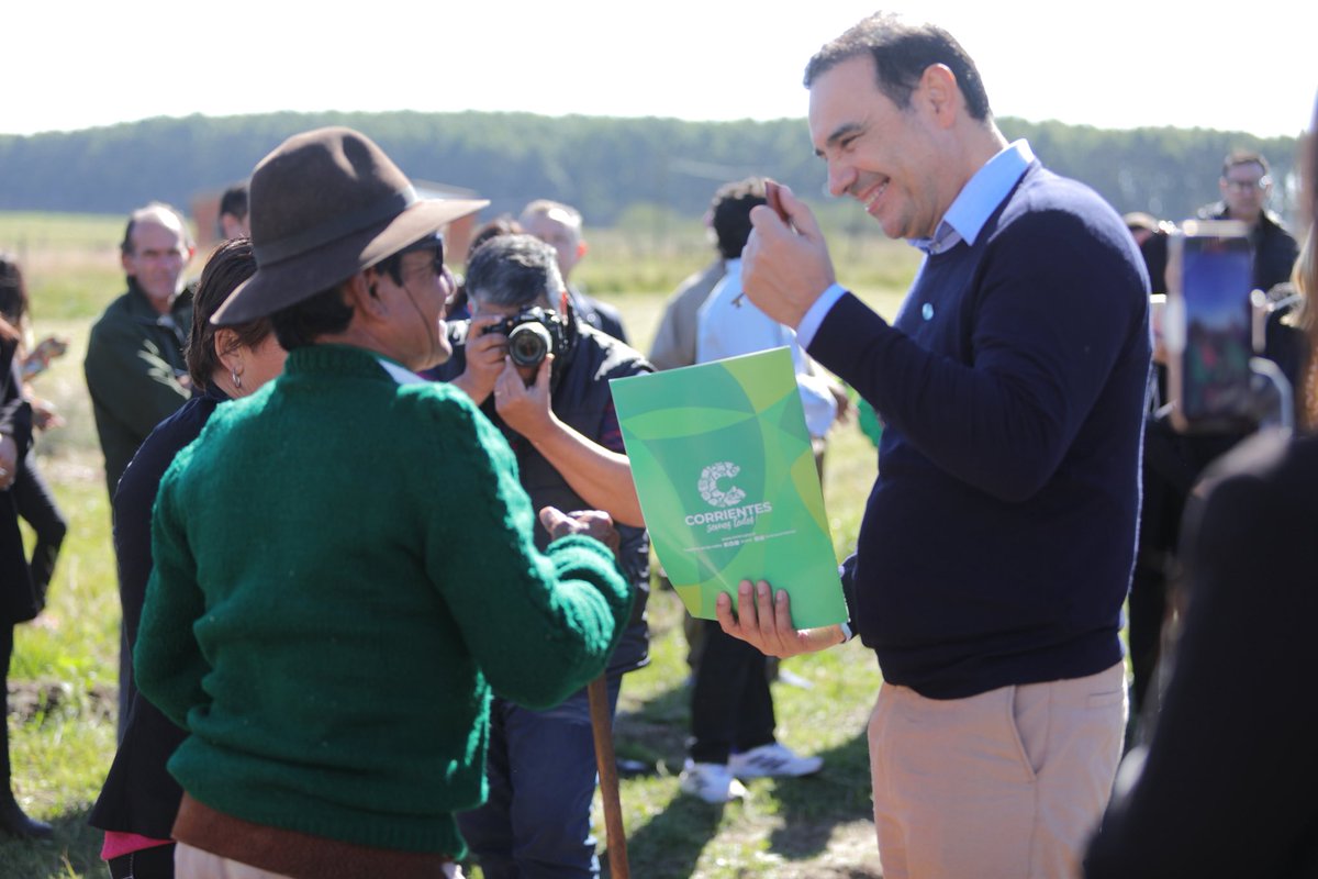 gustavovaldesok's tweet photo. Ya entregamos 50 viviendas sólo en #Tapebicuá, lo que demuestra nuestro compromiso con el desarrollo integral de #Corrientes.

Donde hubo, donde hay, donde haya un comprovinciano que tenga una necesidad estará este Gobierno para brindarle una solución. Hacemos. https://t.co/kxQYRBQId9