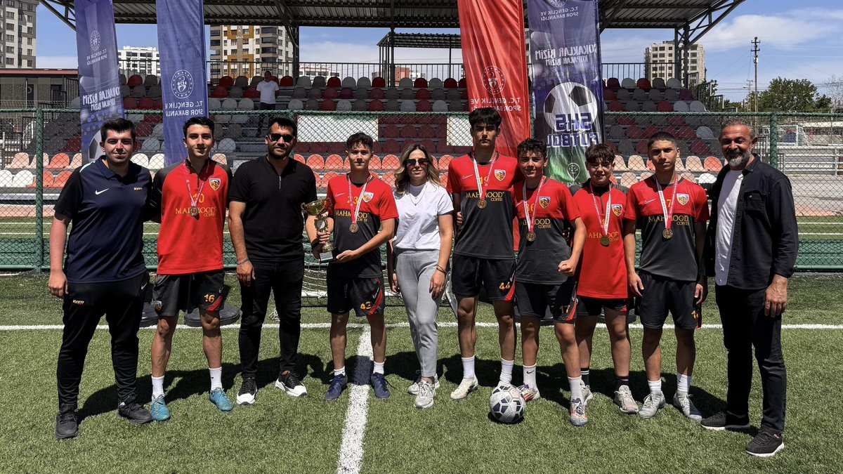 🏆 Gençlik ve Spor Bakanlığı tarafından düzenlenen 5×5 futbol turnuvasında; U15 A takımımız, U15 B takımımızı finalde mağlup etti.

🏅Müsabaka sonrasında ilk ikiye giren takımlarımıza madalya ve kupa töreni yapıldı.