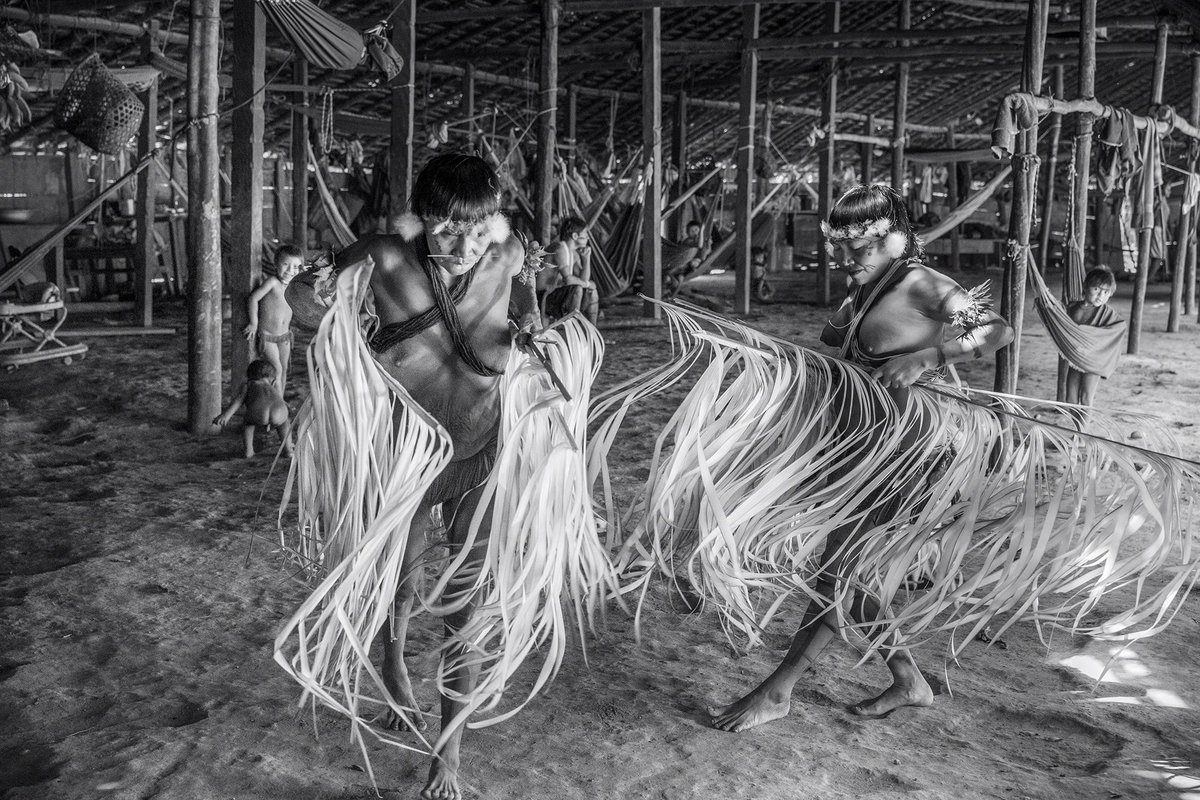 erikarand's tweet image. 💔 Brazilian photographer Sebastião Salgado has just flown free.🕊️ One of my favorite photographers of all time, his gift to us was documenting the native tribes of the Amazon rainforest, and alongside his wife, creating the nonprofit Instituto Terra, which made an enormous…