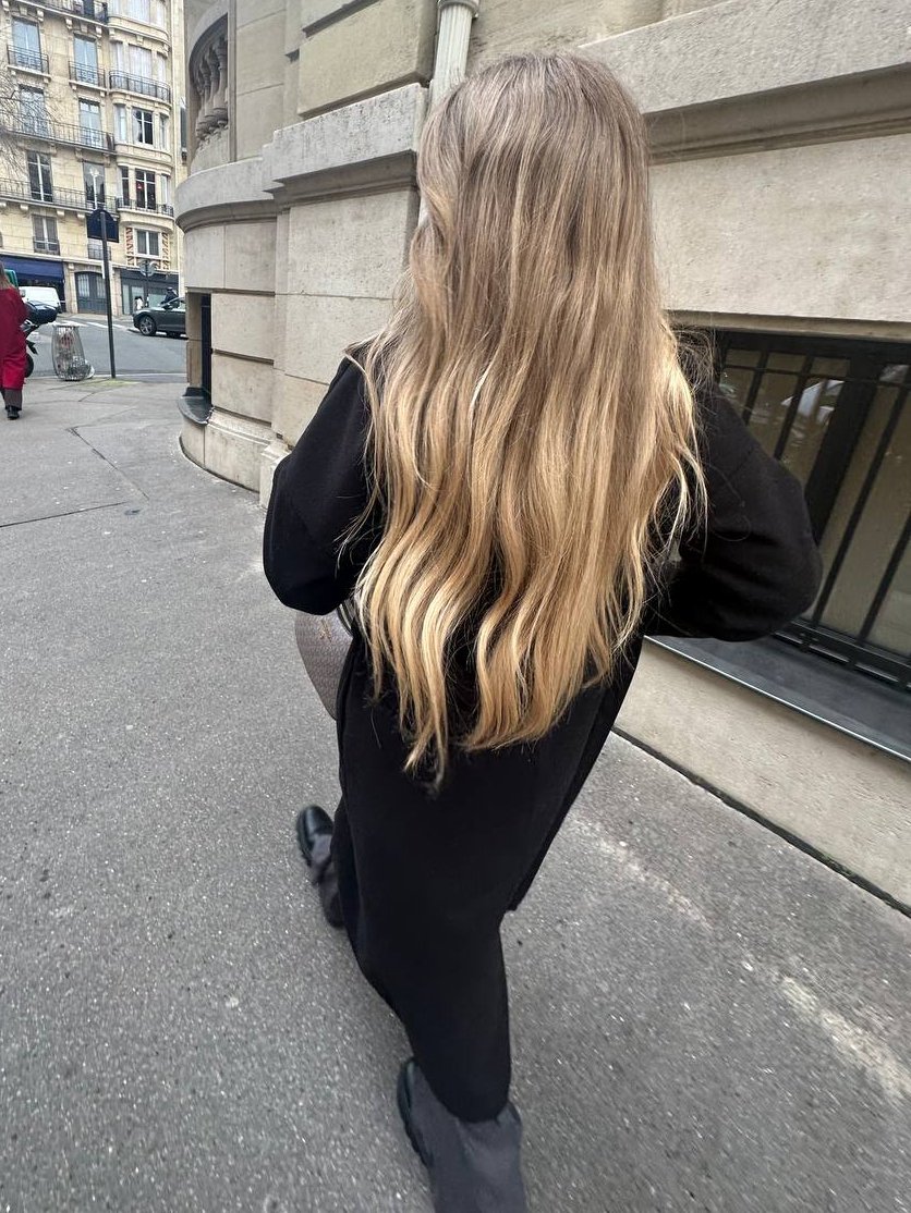 Cherryx1122's tweet image. Golden locks and city talks. Wandering through elegance. ✨ #UrbanChic #ParisVibes #StreetStyle