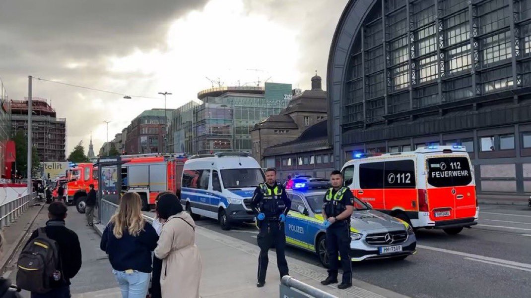 vpopulimedia's tweet image. 🇩🇪 BREAKING: At least 12 injured in MASS STABBING at Hamburg Central Station.

At least 6 seriously wounded with several in life-threatening conditions.

Terror has not been ruled out.