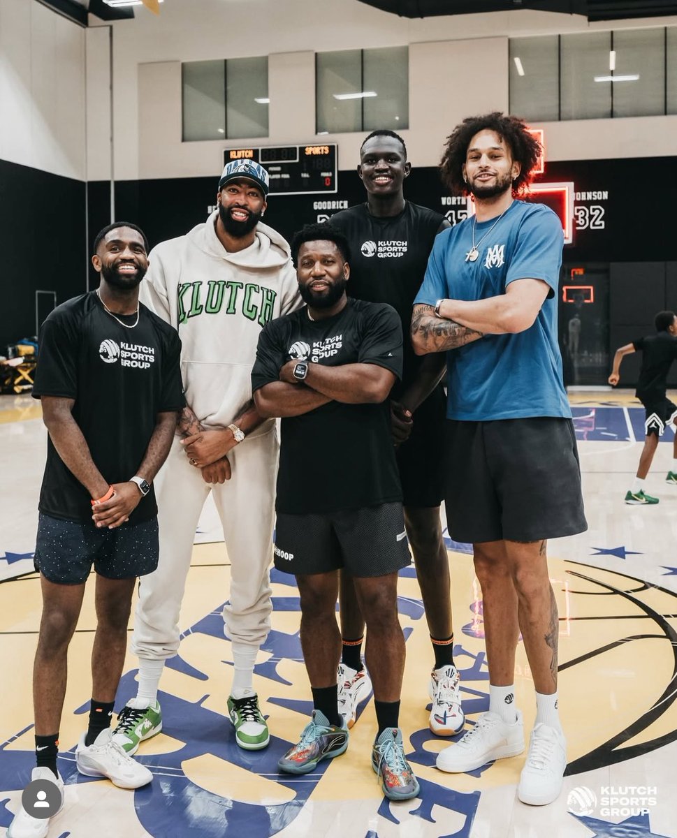 MavsFilmRoom's tweet image. Anthony Davis & Dereck Lively with Duke big man Khaman Malauch at the Klutch Sports Pro Day in Los Angeles
📸: Klutch Sports Instagram