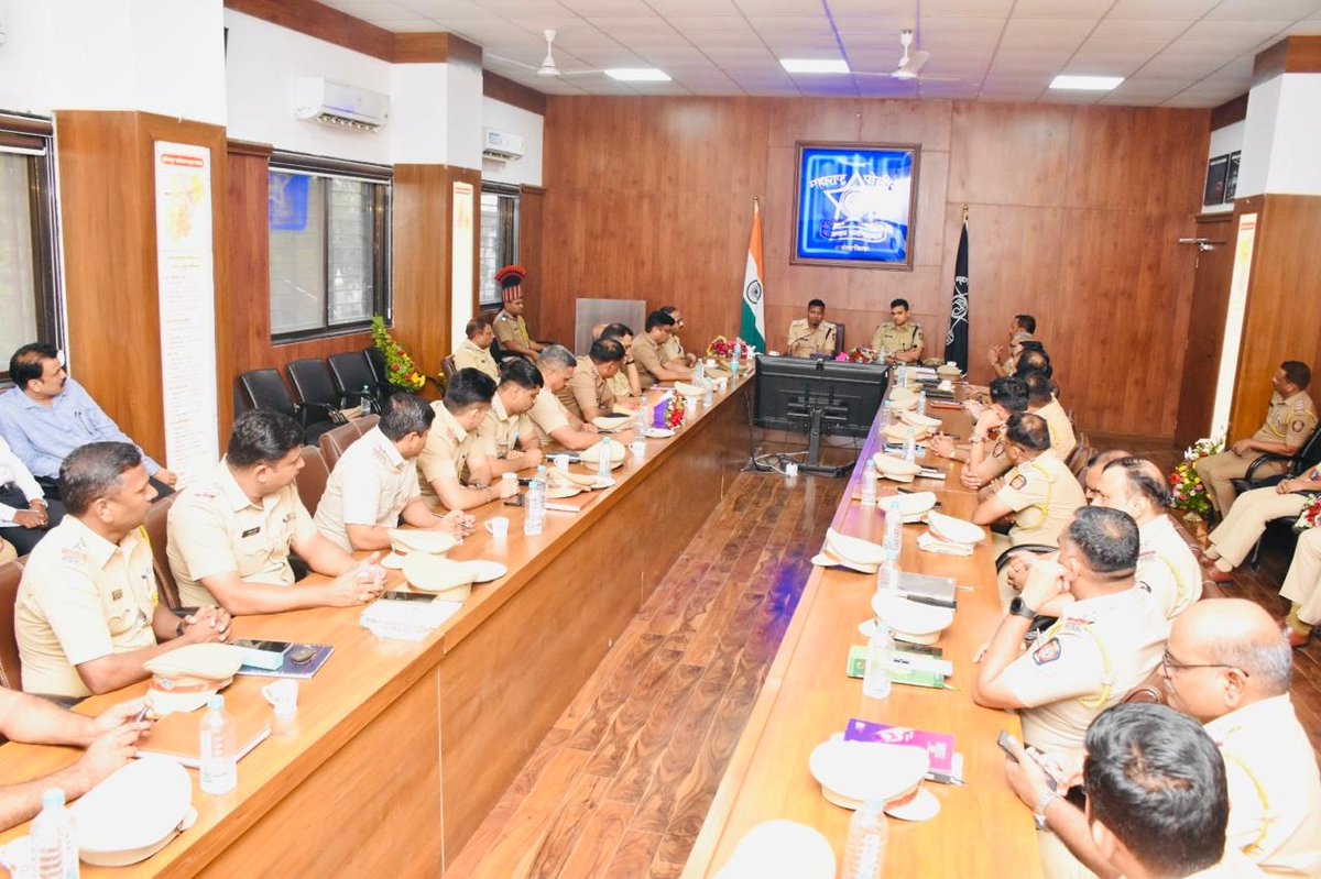 AkolaPolice's tweet photo. #Farewell | अकोला जिल्ह्याचे मा.पोलीस अधीक्षक श्री. @IPS_Bachchan यांची बदली झाल्याने त्यांना आदरपूर्वक निरोप देण्यात आला. यावेळी पोलीस अधिकारी व अंमलदार यांनी आपले मनोगत व्यक्त केले तसेच SP सरांनी सर्वांचे आभार मानुन धन्यवाद केले!
@IGP_AmtRange
@DGPMaharashtra
#AkolaPolice https://t.co/yOMykW7f5r