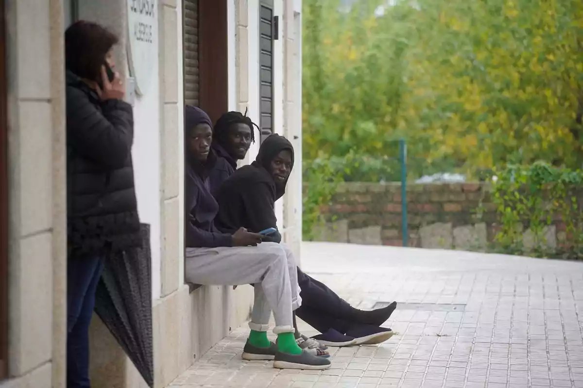 RobertoVaquero_'s tweet photo. El nuevo Reglamento de Extranjería permitirá la regularización de inmigrantes aunque tengan antecedentes penales. 

¿A qué niveles de irracionalidad estamos llegando? Si ya íbamos cuesta abajo, con este nuevo Reglamento acabaremos viviendo una distopía. https://t.co/N6gRzUGB4T