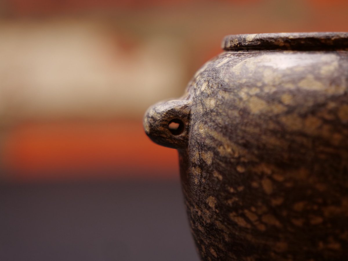 ArtifactFNDN's tweet image. This granite lug vessel was found in an early Dynastic grave, dated to 2,700 BC. This vessel is so round that parts of its body have circularity measurements below one-thousandth of an inch. (0.001) Early Egyptians didn’t have tools capable of such precision (that we know of)