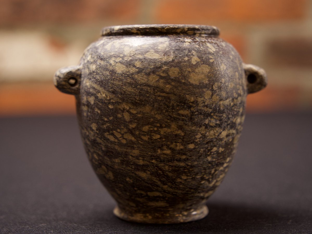 ArtifactFNDN's tweet image. This granite lug vessel was found in an early Dynastic grave, dated to 2,700 BC. This vessel is so round that parts of its body have circularity measurements below one-thousandth of an inch. (0.001) Early Egyptians didn’t have tools capable of such precision (that we know of)