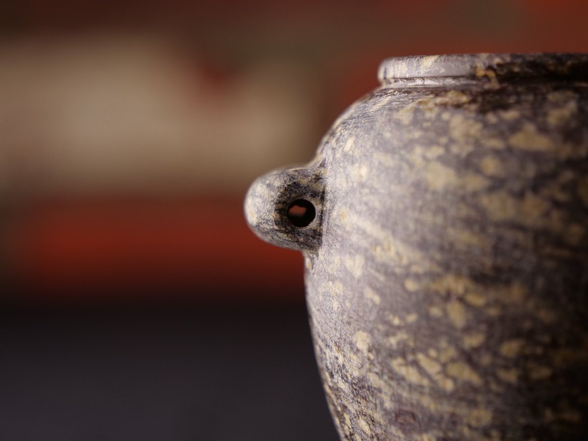 ArtifactFNDN's tweet image. This granite lug vessel was found in an early Dynastic grave, dated to 2,700 BC. This vessel is so round that parts of its body have circularity measurements below one-thousandth of an inch. (0.001) Early Egyptians didn’t have tools capable of such precision (that we know of)