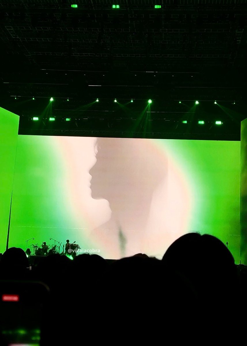vivaIacobra's tweet photo. the first face silhouette appearing on screen at the beginning of the concert being jonghyun’s hit 

#SHINeeWORLDVII_ESSAY https://t.co/whcBMDlQ5N
