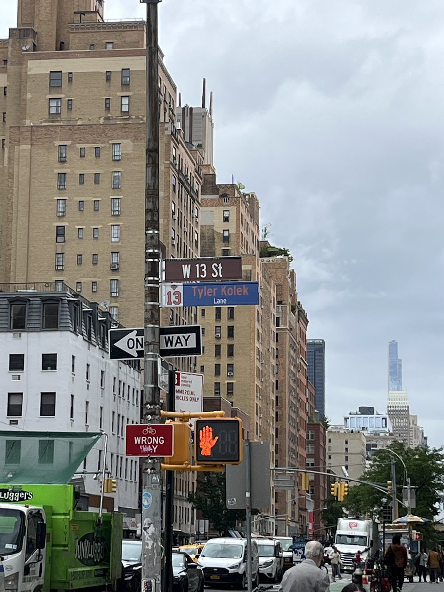 spread_sniper's tweet photo. Not a single bookstore on this street. https://t.co/3yagssDpAY