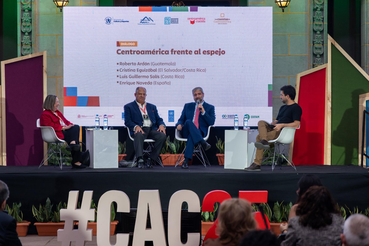 Primero, los escritores Jorge Volpi (México), Jorge Galán (El Salvador) y María Ospina Pizano (Colombia) conversaron con el poeta y editor Luis Méndez Salinas (Guatemala) sobre la manera en que la literatura se enfrenta al poder y a la versión oficial de los hechos.