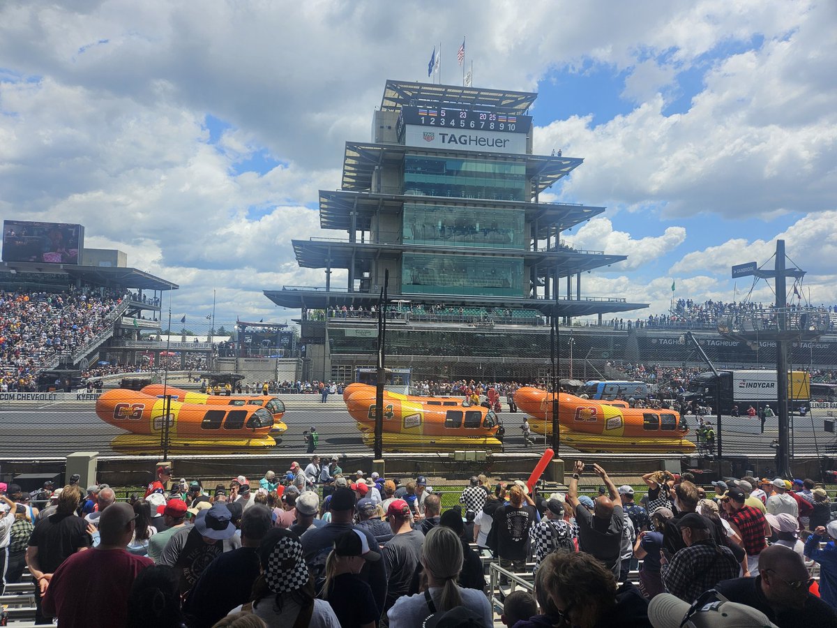 241mphbr's tweet photo. 🚀 Enquanto na F1 tem corrida de LEGO, na #Indy500 – ou melhor, #Weine500 – a coisa tem mais **sustância**! 🏎️🔥 Nada de bloquinhos, aqui é emoção real na pista! https://t.co/3NnCGLCUnB