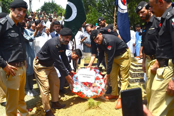 ایبٹ آباد پولیس کے شہید ہیڈکانسٹیبل وسیم شہزاد کی نماز جنازہ تمام تر سرکاری اعزاز کے ساتھ ان کے آبائی گاوں بانڈہ املوک میں ادا ہوئی ، نماز جنازہ میں پولیس افسران ، اہلیان علاقہ کی کثیر تعداد میں شرکت ،  شہید کے جسد خاکی کو ایبٹ آباد پولیس کے چاک و چوبند دستے نے شہید سلامی پیش کی