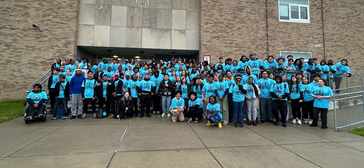 Syracuse City School (@syracuseschools) on Twitter photo Seniors at <a href="/HenningerSCSD/">Henninger High School</a> pose for a quick photo before leaving for their Senior Trip to Darien Lake! Seniors at <a href="/HenningerSCSD/">Henninger High School</a> pose for a quick photo before leaving for their Senior Trip to Darien Lake!