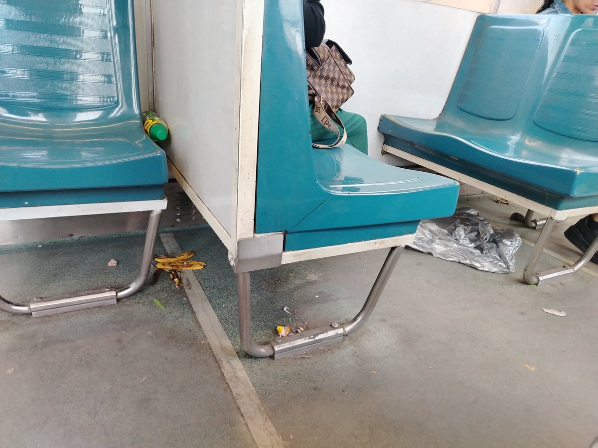 Yudith_Presley's tweet photo. @MetroCDMX Ahora si se pasaron, super sucios los trenes de línea B dirección Buenavista.
Vagon M. 0079.
Nos encontramos impulsora. https://t.co/amhUl9VXLS
